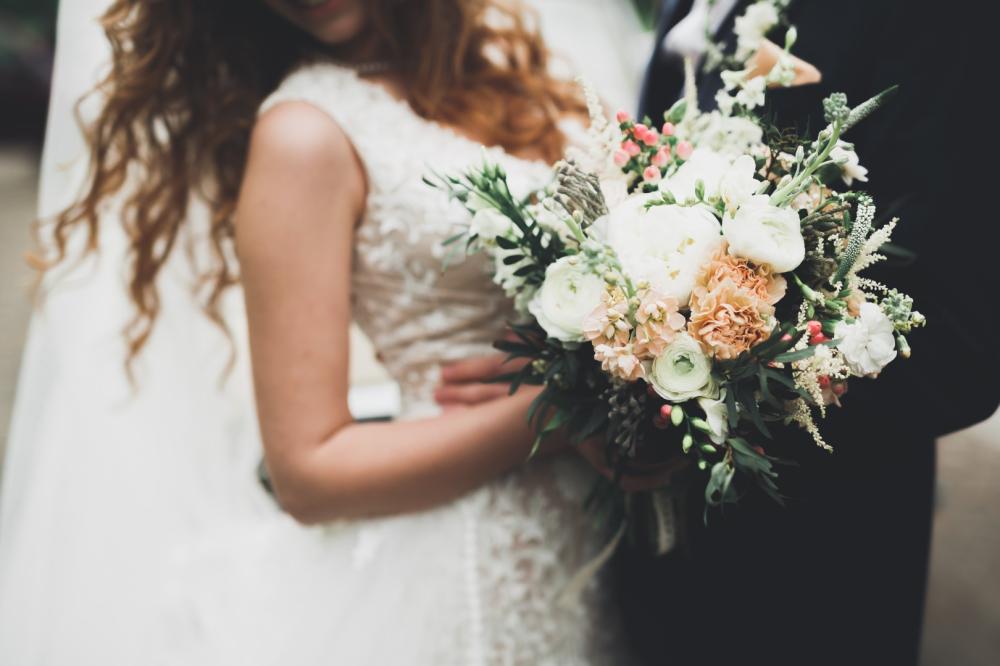 mariée avec un bouquet de fleurs
